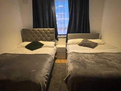 Fleetway Private Quadraple Room in Central London - Tap to explore photos