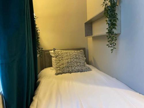 Single Bright Studio Flat in King's Cross - Tap to explore photos