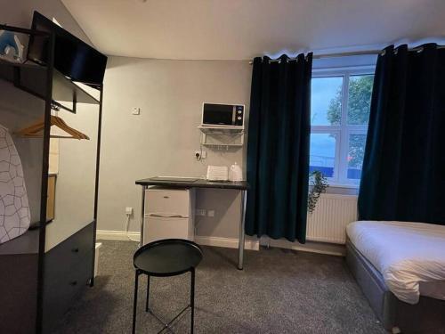 Single Bright Studio Flat in King's Cross - Tap to explore photos