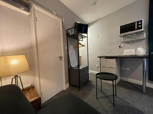 Single Bright Studio Flat in King's Cross - Tap to explore photos
