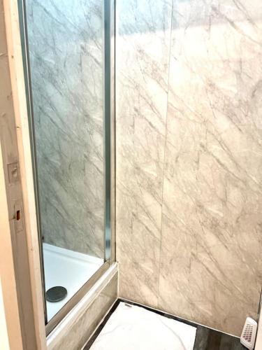 Brilliant One Bedroom Flat in London - Tap to explore photos