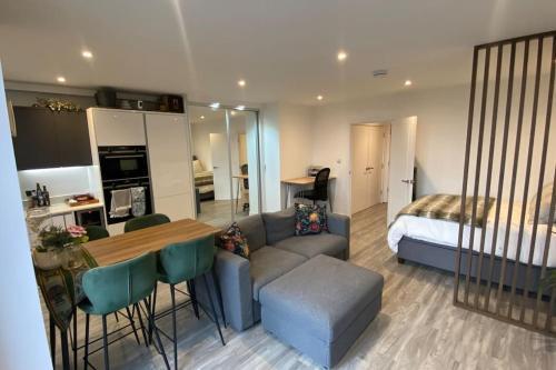 London Luxe: Stylish Studio - Tap to explore photos