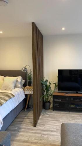 London Luxe: Stylish Studio - Tap to explore photos
