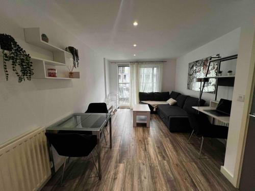 Stylish 1-Bed Flat with Sofa-Bed in London - Tap to explore photos