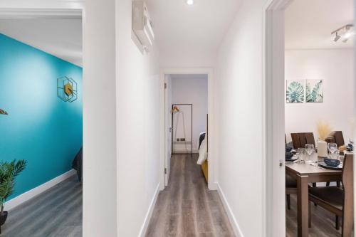 Diamond Suite Camden Town 3 Bedroom Sleeps 11 - Tap to explore photos