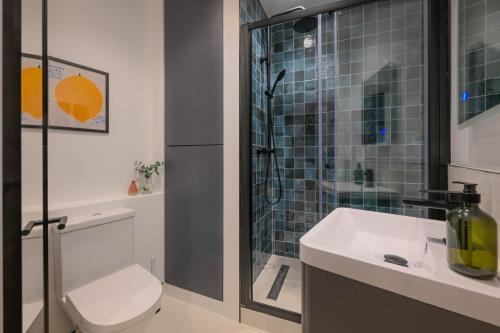 Funky Studio Apartment Close to Angel Station and Regent Canal - Tap to explore photos