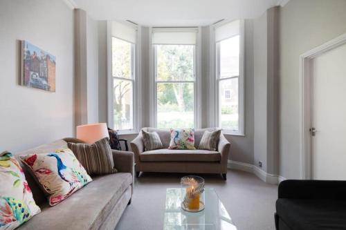 Hyde Park Delux 1 bed Bayswater - Tap to explore photos