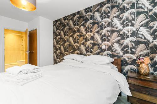 Chic Urban Apartment In Shoreditch 2 bed 2 bath - Tap to explore photos
