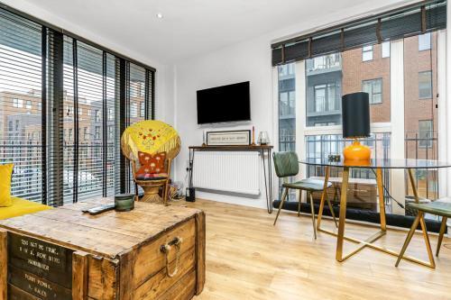 Chic Urban Apartment In Shoreditch 2 bed 2 bath - Tap to explore photos