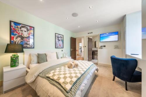 Stunning 3 Bed 2 Bath Penthouse in Central London - Tap to explore photos