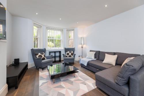Spacious 2-Bed Flat / 10 mins from the Centre - Tap to explore photos