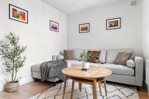 Beautiful 1 bed close to amenities - Tap to explore photos