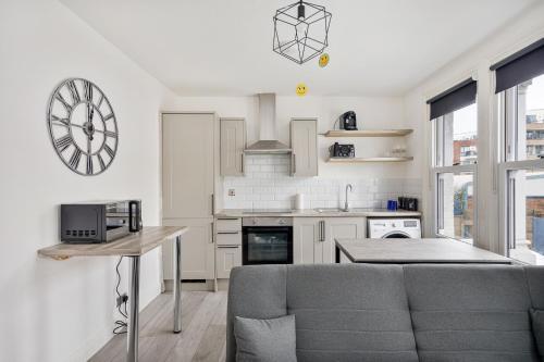 Stylish 2-Bedroom Flat in Walthamstow - Tap to explore photos