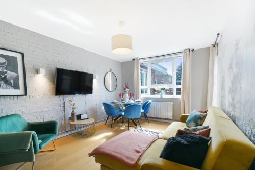 Designer 2 bedroom Flat in London-Balcony-Sleeps 6 - Tap to explore photos