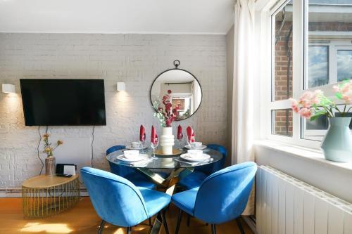 Designer 2 bedroom Flat in London-Balcony-Sleeps 6 - Tap to explore photos