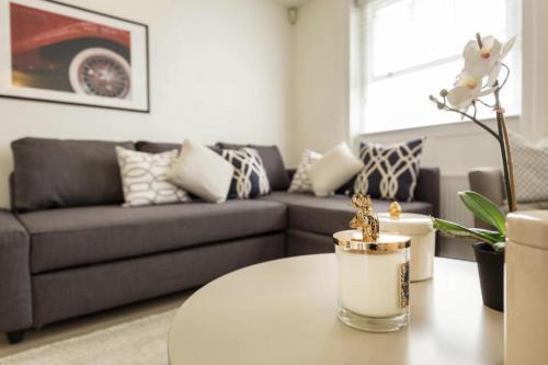 Covent Garden 2BR - Urban Chic Apartment - Tap to explore photos