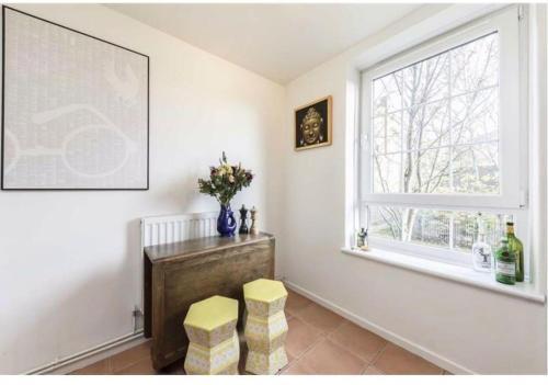 Spacious 2 bedroom flat in Central London - Tap to explore photos