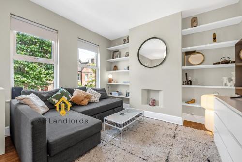 Unique 2 bedroom Flat in Heart of Walthamstow - Tap to explore photos