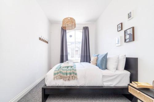 Central 1BR flat in Notting Hill, 1min to Tube - Tap to explore photos