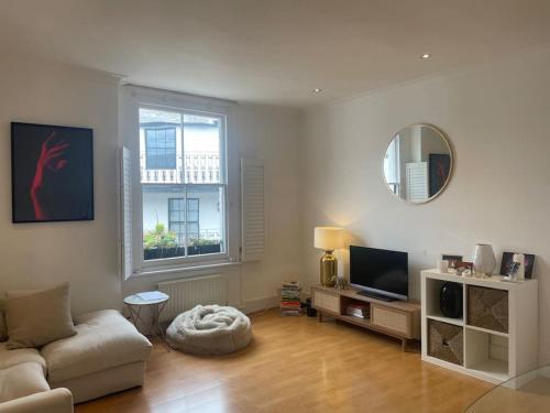 Spacious 1-bedroom apartment in Belsize Village - Tap to explore photos