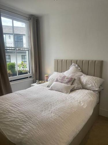 Spacious 1-bedroom apartment in Belsize Village - Tap to explore photos