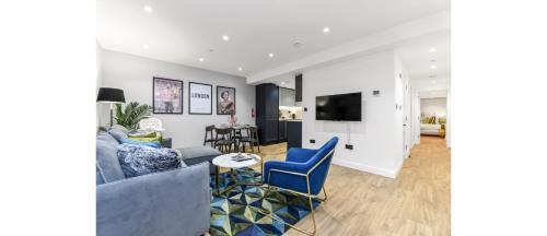 London Calling: 2BR Flat with Chic London Flair - Tap to explore photos