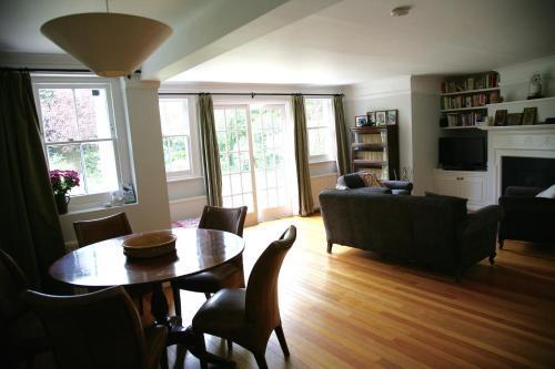 Garden flat in a quiet Camden spot - Tap to explore photos