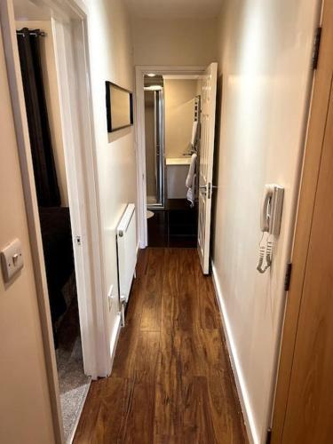 Flat In Wandsworth - Tap to explore photos