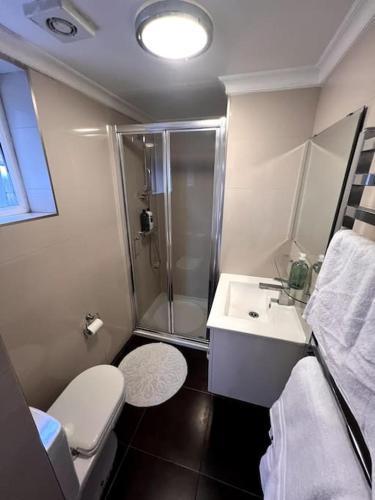 Flat In Wandsworth - Tap to explore photos