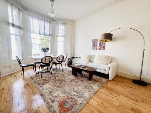 Stylish 2 Bedroom Notting Hill SuperStar Apartment - Tap to explore photos