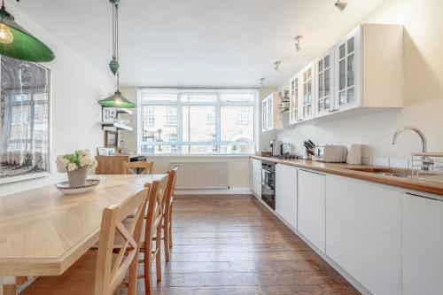 Cosy Flat in Chelsea - Tap to explore photos