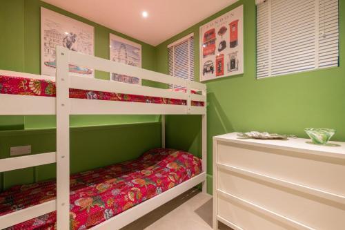 Cosy and Stylish Chelsea 2 bedroom flat - Tap to explore photos