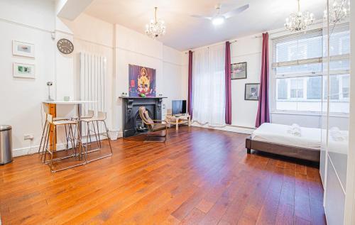 Spacious Bright Studio in Romantic Notting Hill - Tap to explore photos