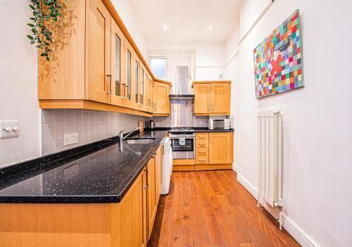 Spacious Bright Studio in Romantic Notting Hill - Tap to explore photos