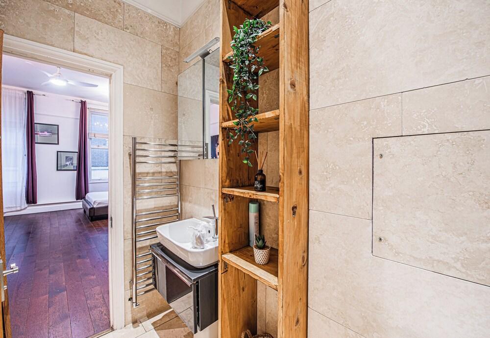 Spacious Bright Studio in Romantic Notting Hill - Tap to explore photos