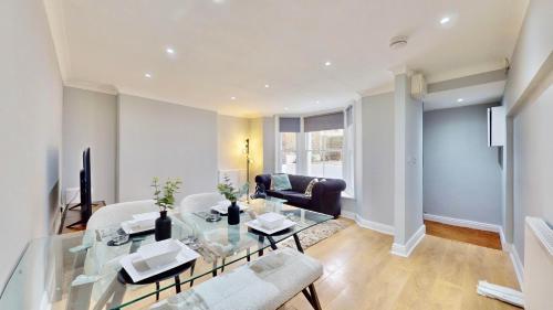 Tube & Notting Hill Nearby - Garden Flat Haven - Tap to explore photos