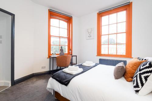 Spacious 6 Ensuite Bedroom House in Central London - Tap to explore photos