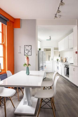 Spacious 6 Ensuite Bedroom House in Central London - Tap to explore photos
