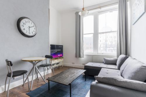 2 Bedroom apartment in Central London - Tap to explore photos