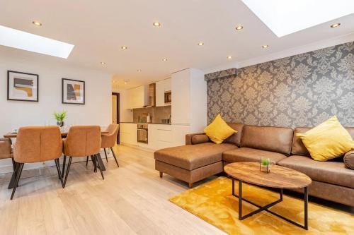 The Paddington Pines - 2 bed en-suite apartment - Tap to explore photos