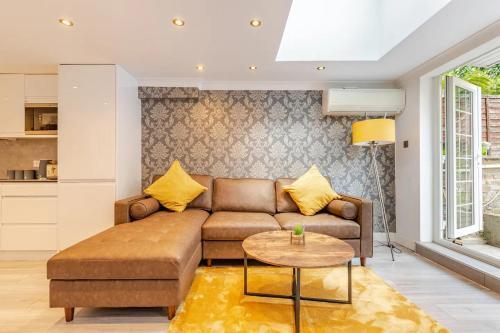 The Paddington Pines - 2 bed en-suite apartment - Tap to explore photos