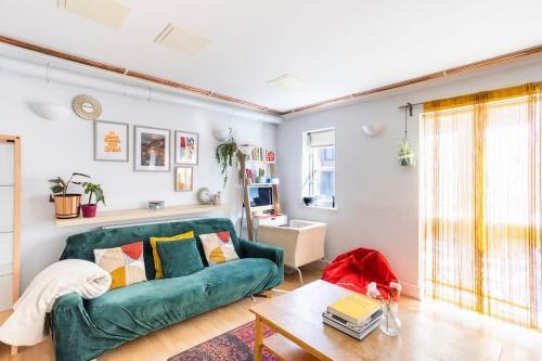 Stylish Room & Private Bathroom in Central London - Tap to explore photos