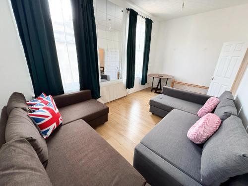 Stay in Hackney apartment - Tap to explore photos