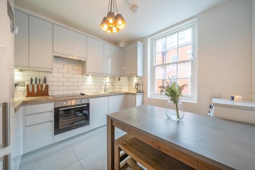 Charming 2 Bedroom Flat in Central London - Tap to explore photos