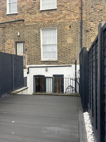 Cozy and Peaceful Apartment with Terrace in Hackney - Tap to explore photos