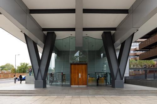 Modern, Luxury 2-Bed Home with Private Balcony