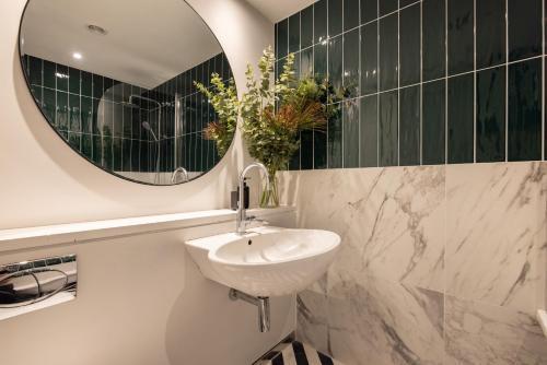 Modern, Luxury 2-Bed Home with Private Balcony - Tap to explore photos