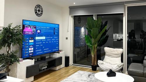 Beautiful 2-Bed High Rise Apartment in Royal Wharf - Tap to explore photos