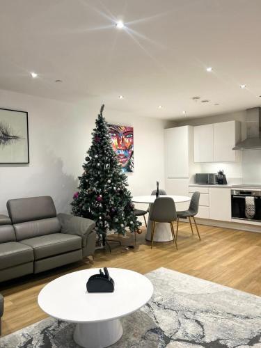 Beautiful 2-Bed High Rise Apartment in Royal Wharf - Tap to explore photos
