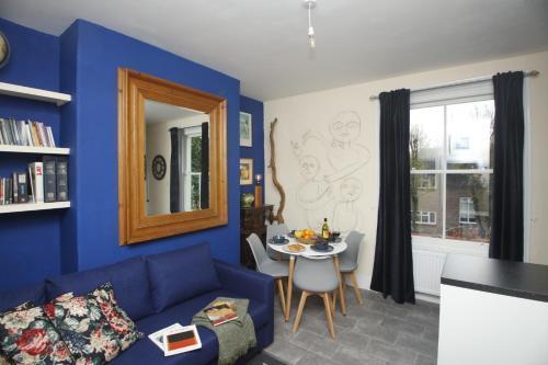 Camden Town Quirky Cosy Flat - Tap to explore photos